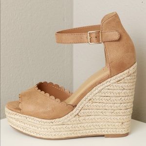Scalloped Braided Wedge Camel (Size 8) NWOT